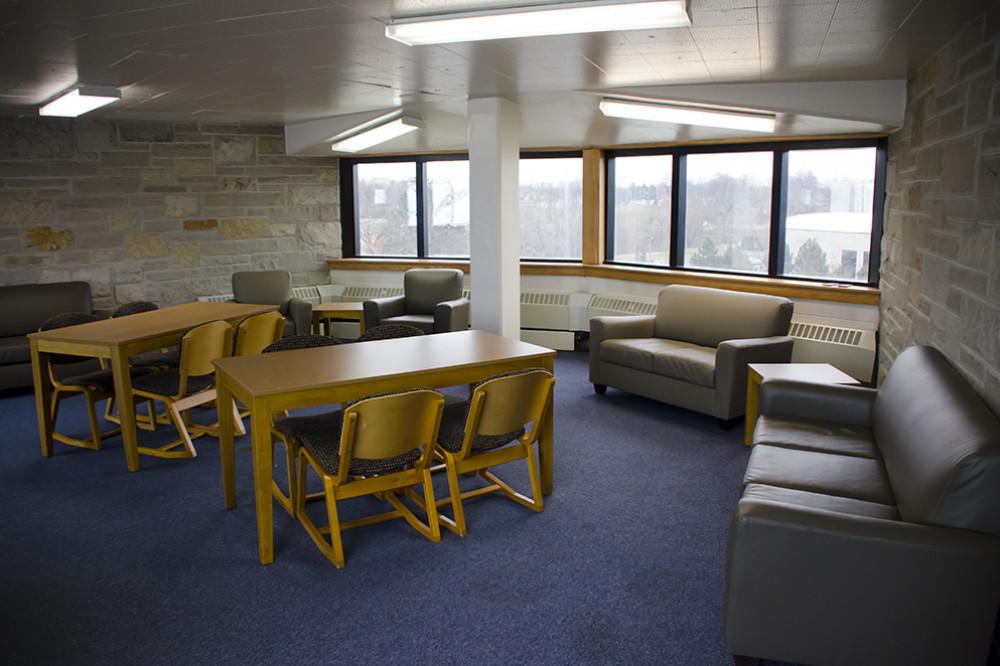 table Hall每层楼都有一个休息室，学生可以在那里学习和闲逛.