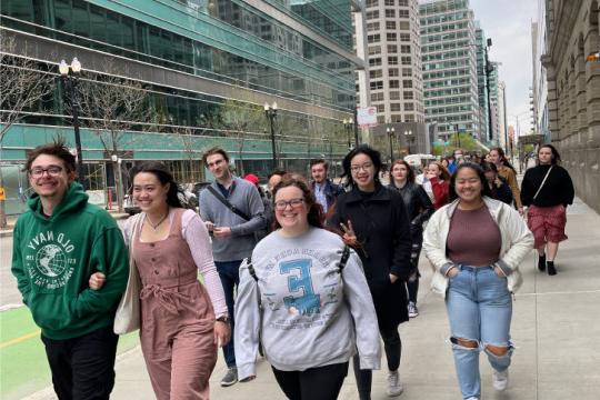 学生们探索芝加哥的唐人街.