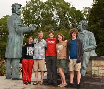 在林肯雕像前，家人与一位新bv伟德ios下载学生合影.